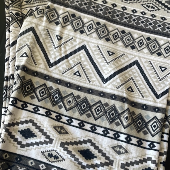 Super soft leggings, Aztec looking print, excellent condition. Natural colors - Picture 4 of 4